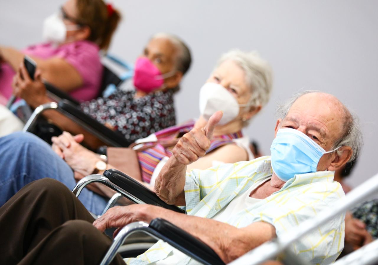Adultos mayores expresan gratitud con el Presidente Bukele y personal de salud por cuidar de ellos adultos-mayores-expresan-gratitud-con-el-presidente-bukele-y-personal-de-salud-por-cuidar-de-ellos